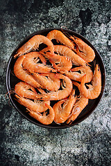 Image showing Boiled big sea prawns or shrimps placed on black ceramic plate