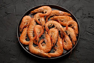 Image showing Boiled big sea prawns or shrimps placed on black ceramic plate