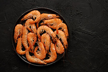 Image showing Boiled big sea prawns or shrimps placed on black ceramic plate