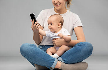 Image showing mother and baby looking at smartphone