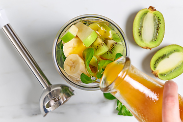 Image showing fresh juice pouring into blender container