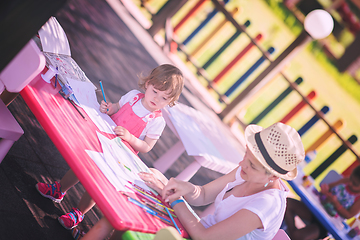 Image showing mom and little daughter drawing a colorful pictures