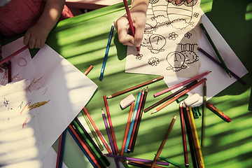 Image showing mom and little daughter drawing a colorful pictures