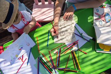 Image showing mom and little daughter drawing a colorful pictures