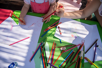 Image showing mom and little daughter drawing a colorful pictures