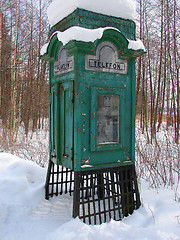 Image showing Old green telephone box