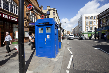 Image showing Traditional British public call police box 