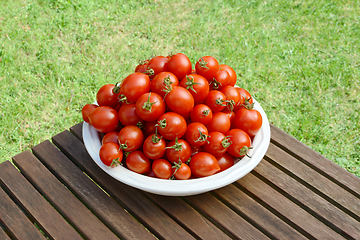 Image showing Pile of juicy fresh cherry tomatoes in a white dish