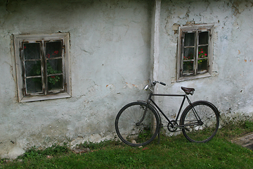Image showing An old bike leaning on a wall