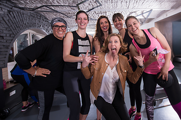 Image showing portrait of a group smiling sporty healthy fit women