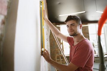 Image showing Young man doing apartment repair hisselfes