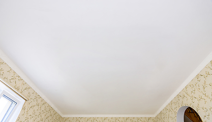 Image showing White plastered ceiling in a spacious hall