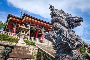 Image showing Dragon statue in front of the kiyomizu-dera temple, Kyoto, Japan