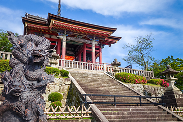 Image showing Dragon statue in front of the kiyomizu-dera temple, Kyoto, Japan