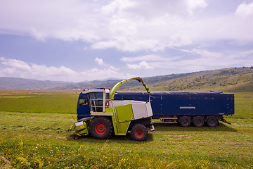 Image showing combine machine loading bunker of the truck