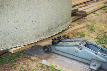 Image showing Lift a heavy concrete block