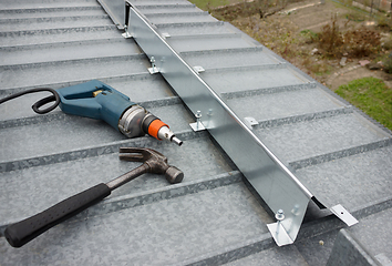 Image showing It made a barrier to the snow guard on the roof edge