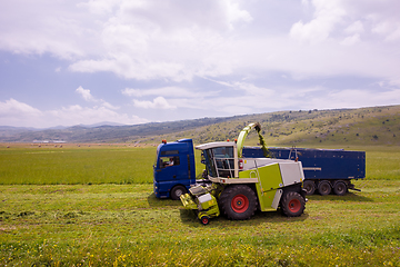 Image showing combine machine loading bunker of the truck