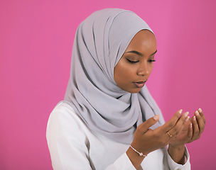 Image showing African Muslim woman makes traditional prayer to God