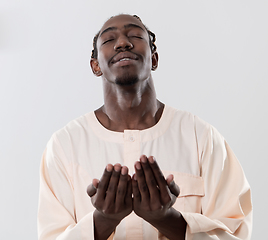 Image showing african man pray to Allah