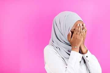 Image showing African Muslim woman makes traditional prayer to God