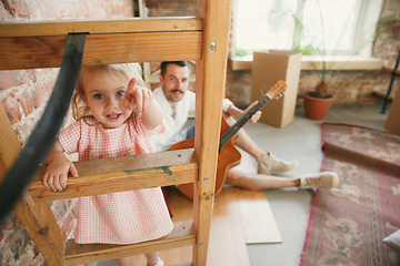 Image showing Young father and his daughter moved to a new house or apartment