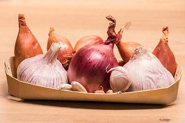 Image showing garlic onion shallots in a small wooden basket