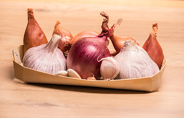 Image showing garlic onion shallots in a small wooden basket