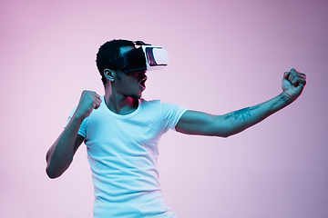 Image showing Young african-american man\'s using VR-glasses in neon light