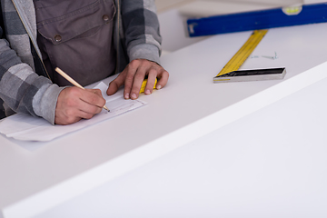 Image showing the worker writing the measures