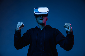 Image showing Young african-american man\'s using VR-glasses in neon light