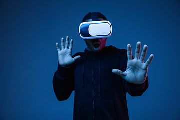 Image showing Young african-american man\'s using VR-glasses in neon light