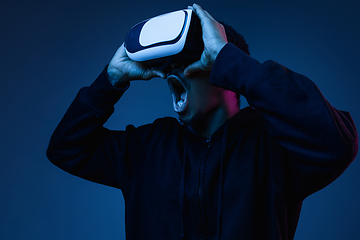 Image showing Young african-american man\'s using VR-glasses in neon light