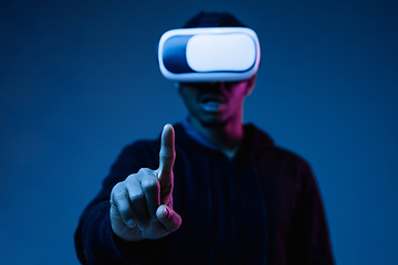 Image showing Young african-american man\'s using VR-glasses in neon light