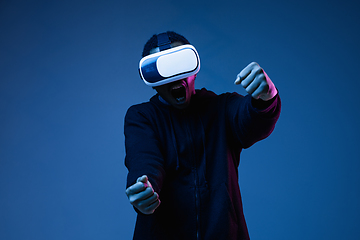 Image showing Young african-american man\'s using VR-glasses in neon light