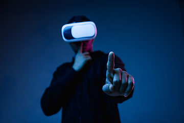 Image showing Young african-american man\'s using VR-glasses in neon light