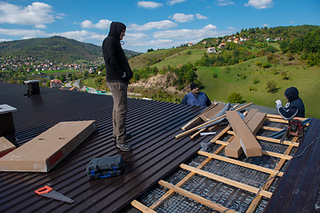 Image showing Construction worker installing a new roof