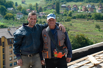 Image showing Construction worker installing a new roof