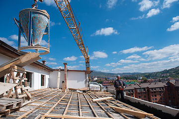 Image showing Construction worker installing a new roof