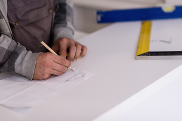 Image showing the worker writing the measures