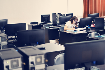 Image showing one student in computers classroom