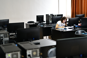 Image showing one student in computers classroom