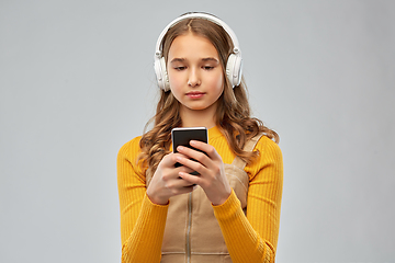 Image showing teenage girl in headphones listening to music