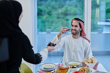 Image showing Muslim couple sharing dates for starting iftar