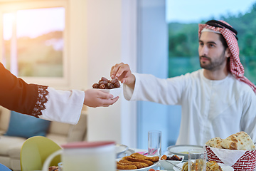 Image showing Muslim couple sharing dates for starting iftar