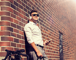 Image showing man with headphones, smartphone and bicycle