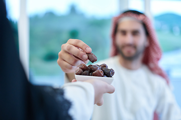 Image showing Muslim couple sharing dates for starting iftar