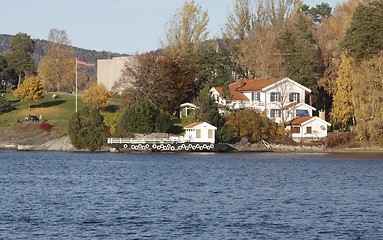 Image showing Norwegain white house near the sea.