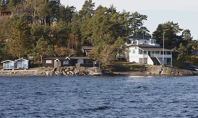 Image showing Norwegain white house near the sea. 