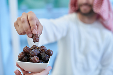 Image showing Muslim couple sharing dates for starting iftar